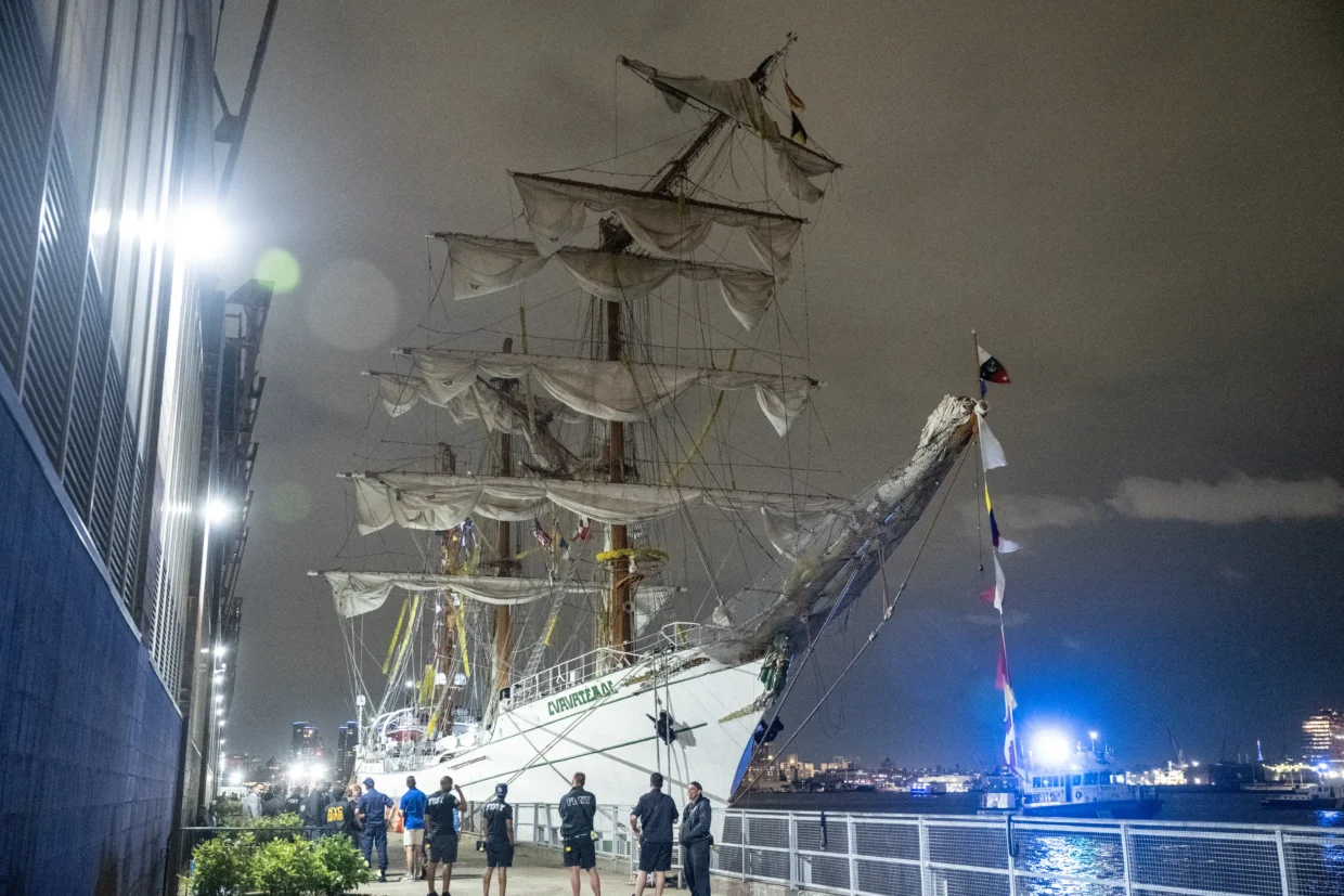 Mexican Navy Vessel Crashes Into Brooklyn Bridge Killing Two Sailors